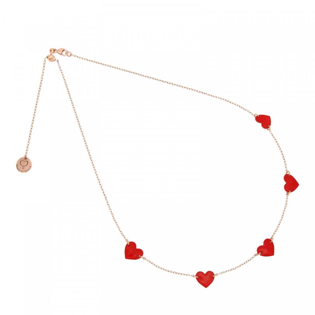 COLLANA GIROCOLLO REALIZZATA CON CATENA DI ARGENTO 925 PLACCATO IN ORO ROSA AD ALTO SPESSORE ED ALTA RESISTENZA. HA CINQUE CUORI DI 10 MM IN ARGENTO 925 SMALTATO IN ROSSO DA AMBO I LATI. - MAMAN ET SOPHIE